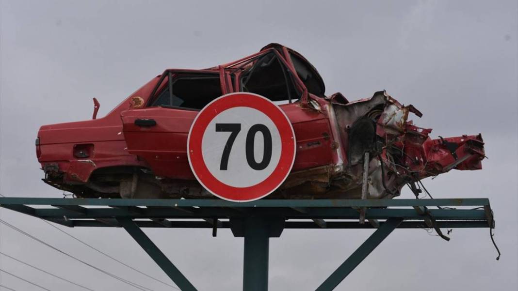 İbret olsun diye yol kenarına asıp sallandırdılar! Üzerine bir de tabela koydular 10
